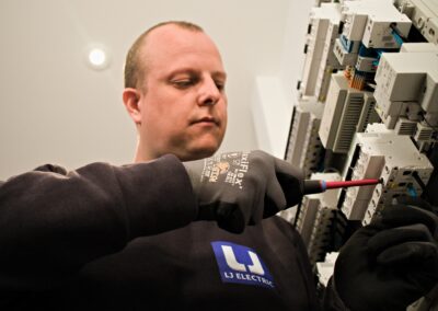 Medarbejder monterer gruppetavle